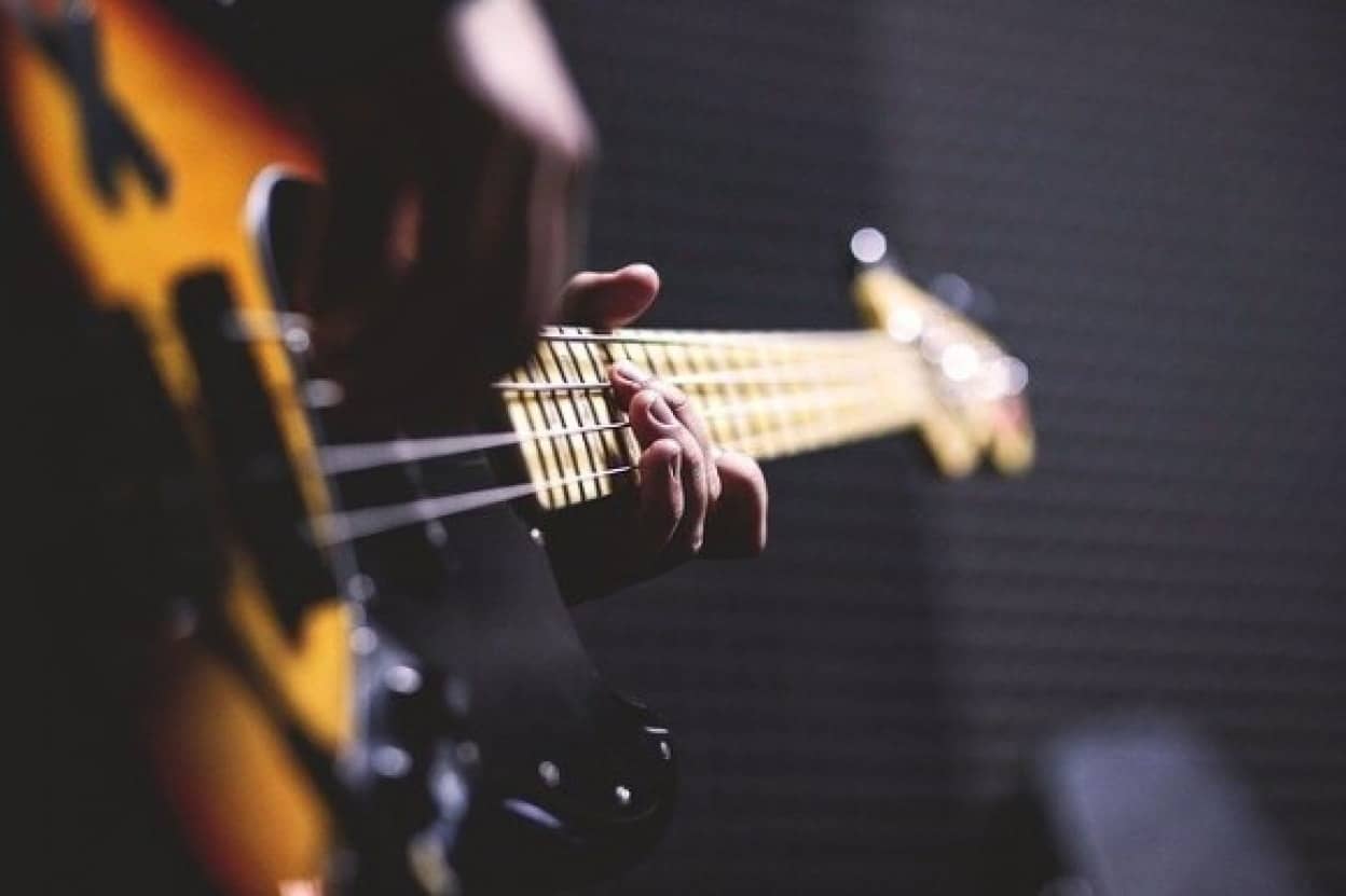 AIが即興で作った曲をベースでノンストップ演奏