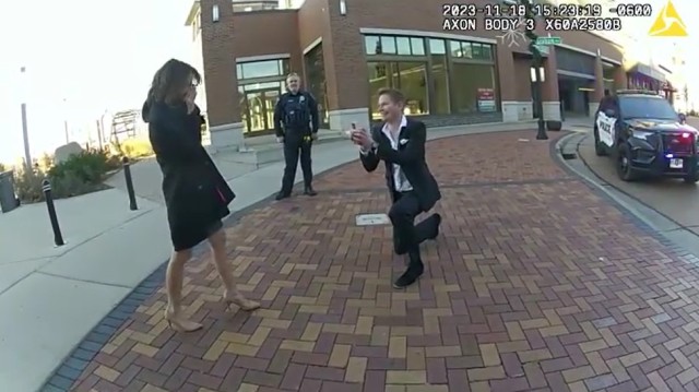 デート中ボーイフレンドが警察に捕まるだと！？からのサプライズ・プロポーズ。警官は協力者だった
