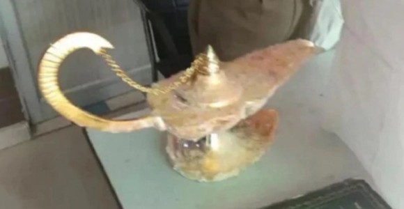 「アラジンと魔法のランプ」だと偽り、医師に売りつけた男ら逮捕（インド）