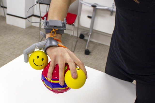 もし指が6本あったら脳は手の認識をどのように変化させるのか ロボットの指 第三の親指 を付けて実験 カラパイア