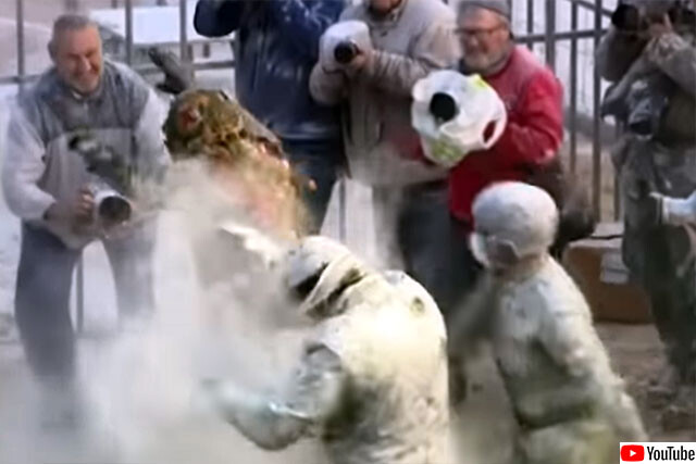 軍服を着て小麦粉と卵を投げ合うスペインの奇祭「エルス・エンファリナッツ」