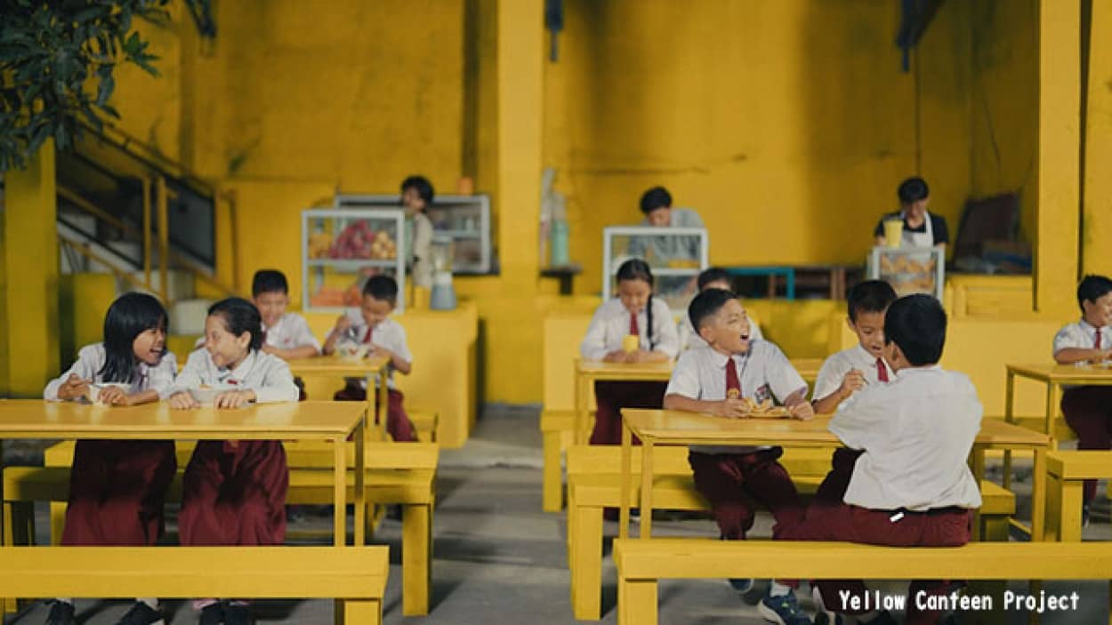 黄色のペンキを塗ってハエを追い払うインドネシアの学校プロジェクト