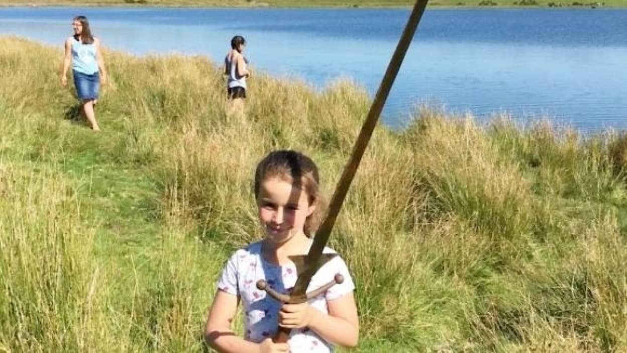 選ばれし勇者なのか イギリスで7歳の少女が湖からエクスカリバーらしき剣を発見 カラパイア 選ばれし勇者なのか イギリスで7歳の少女が湖からエクスカリバーらしき剣を発見 カラパイア