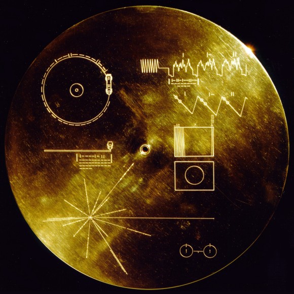 1920px-The_Sounds_of_Earth_Record_Cover_-_GPN-2000-001978_e