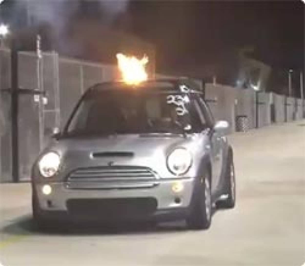 ミニクーパーにヘリコプターのジェットエンジンを搭載してみたらとどろく爆音 カラパイア ミニクーパーにヘリコプターのジェットエンジンを搭載してみたらとどろく爆音 カラパイア