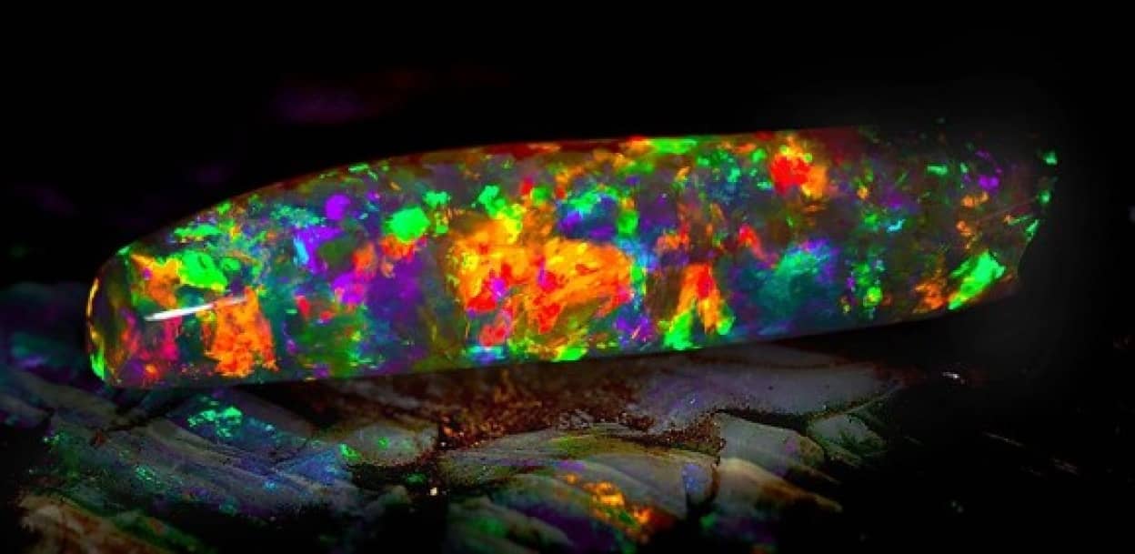 鉱物マニア必見 世にも美しい貴重な宝石 ヴァージン レインボー カラパイア
