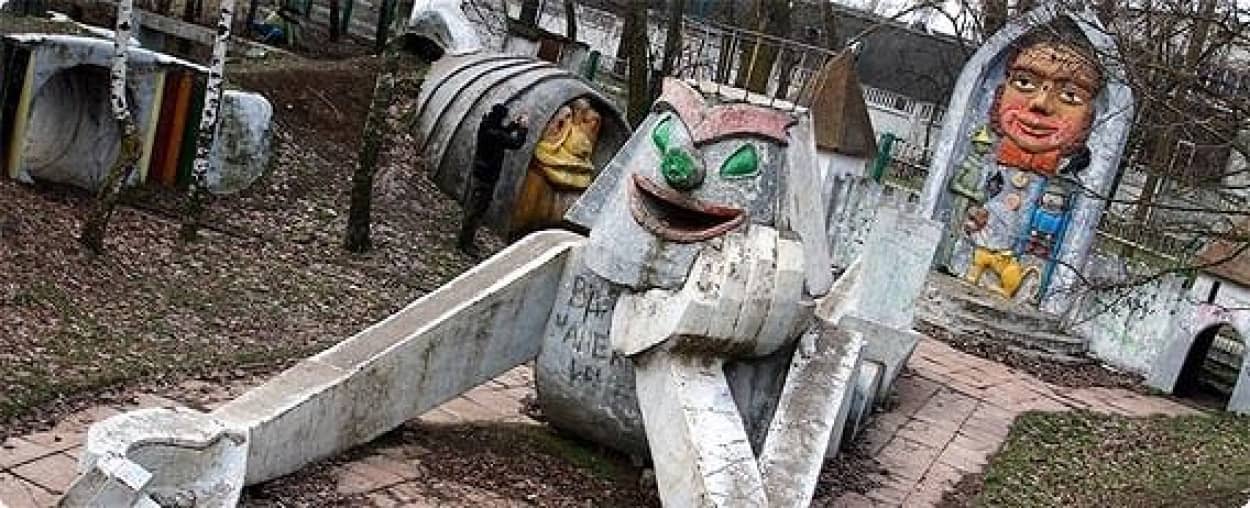 カザフスタン 不気味な遊具のある公園 カラパイア