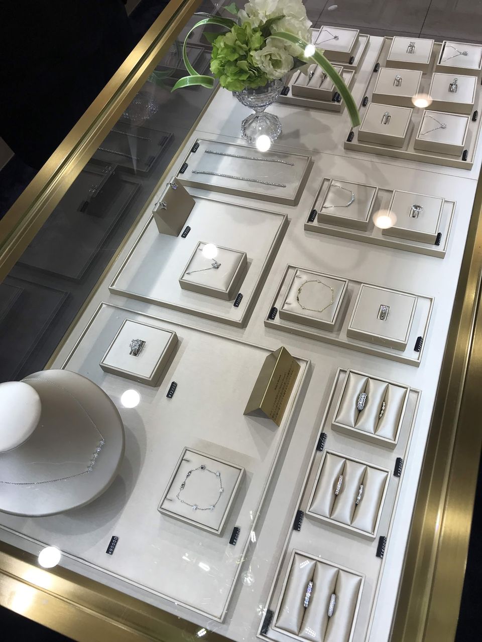 モアサナイト専門店 Brillarのショールームがオープンしました : 肉食
