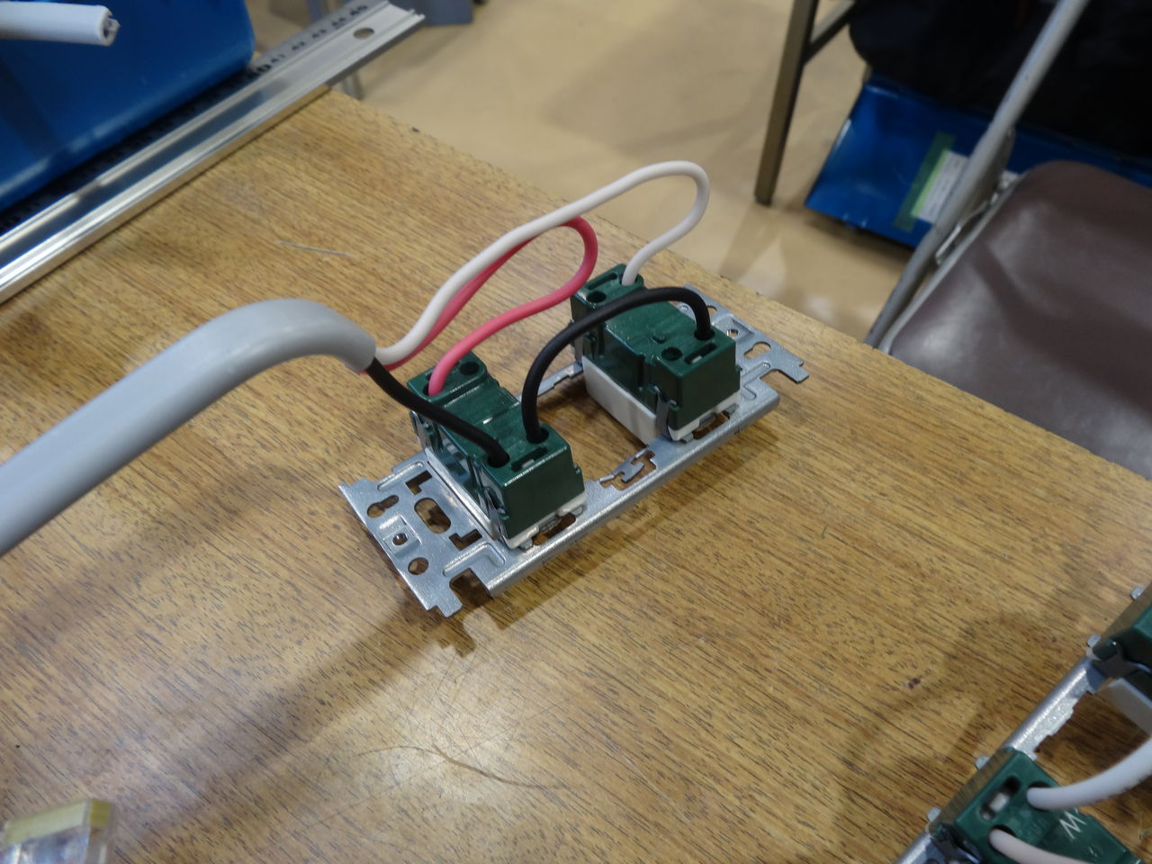 工作物 3 コンセント追加 ハンドグリッパー電工 工作物 3 コンセント追加 ハンドグリッパー電工