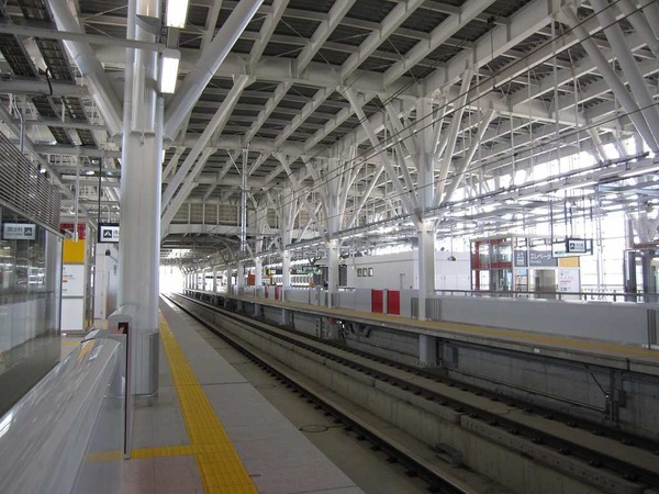 Shinkansen_platform_at_Shin-Aomori_station