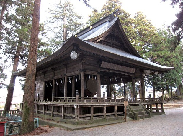 800px-諏訪大社_本宮_神楽殿