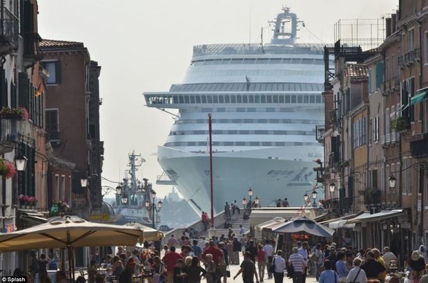 article-2154779-136E1B91000005DC-672_964x638