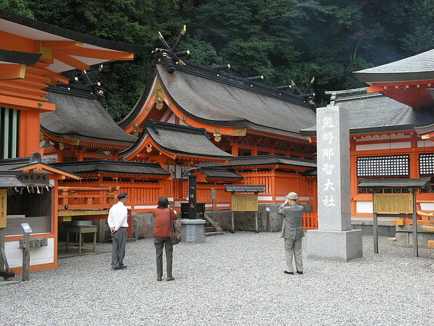 800px-Kumano-Nachi-shrine004