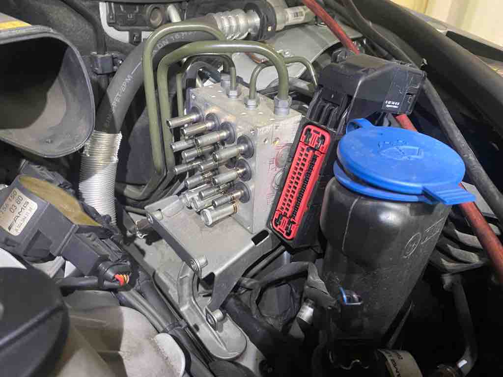 メルセデスベンツ W204 C63 ABS警告、ハンドル重い<再修理> : 木下 