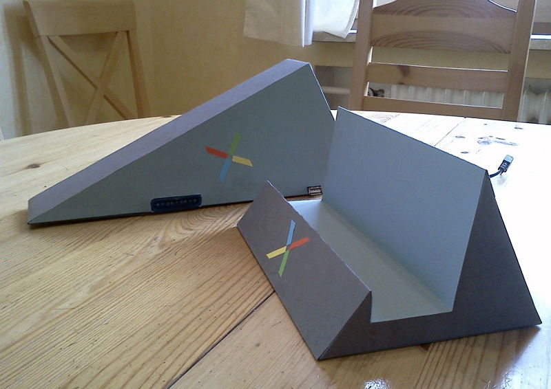 自作 Nexus7専用 自作ダンボールスタンドのクオリティがすげぇｗｗ Usbポート付き かしでんブログ