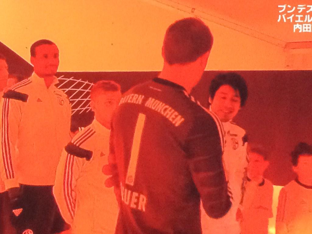 Gif 仲良しのノイアーと試合前にハグする内田篤人 海外サッカー日本人選手速報 World Samurai