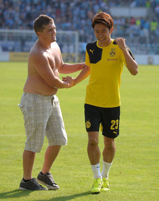 画像 香川真司 ピッチに侵入した上半身裸のファンに腕をつかまれ苦笑い 海外サッカー日本人選手速報 World Samurai 画像 香川真司 ピッチに侵入した上半身裸のファンに腕をつかまれ苦笑い 海外サッカー日本人選手速報 World Samurai