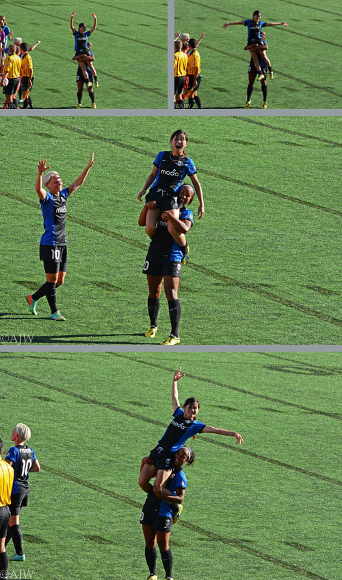画像 シアトル レイン川澄奈穂美がチームメイトに抱えられ歓喜のポーズ 海外サッカー日本人選手速報 World Samurai