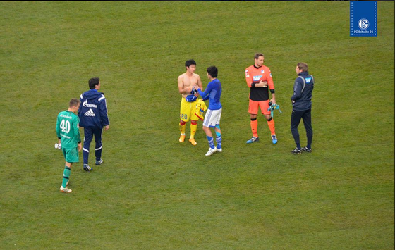 B 画像 試合後 内田篤人とキム ジンスがユニフォーム交換 海外サッカー日本人選手速報 World Samurai