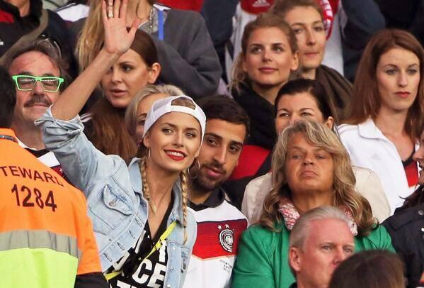 画像 アルジェリア戦を観戦するドイツ代表シュバインシュタイガーの嫁が相変わらず綺麗すぎる 海外サッカー日本人選手速報 World Samurai