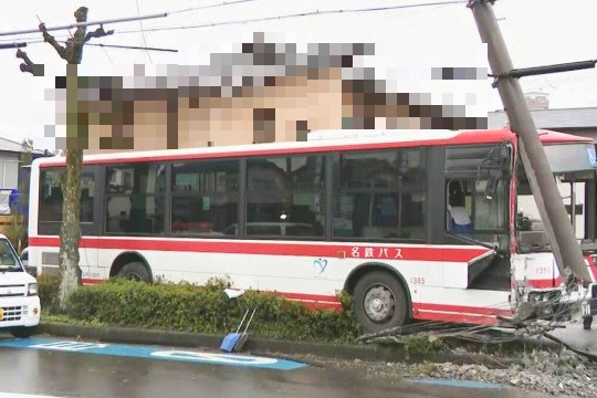 名鉄バスが電柱に激突