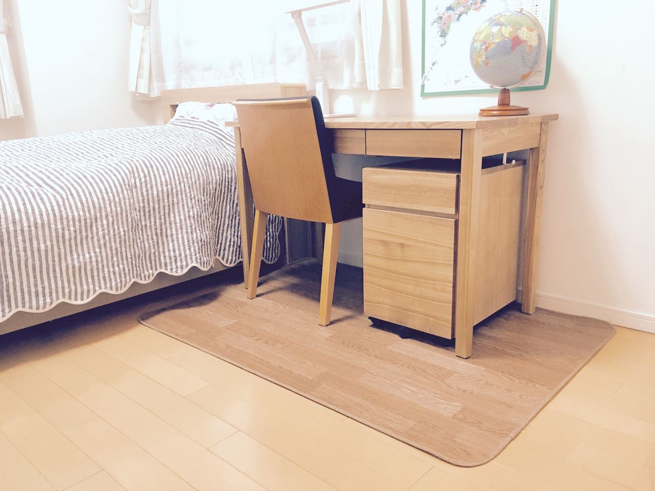 勉強机の下のマットを撤去したら子供部屋がすっきり 主婦系 勉強机の下のマットを撤去したら子供部屋がすっきり 主婦系