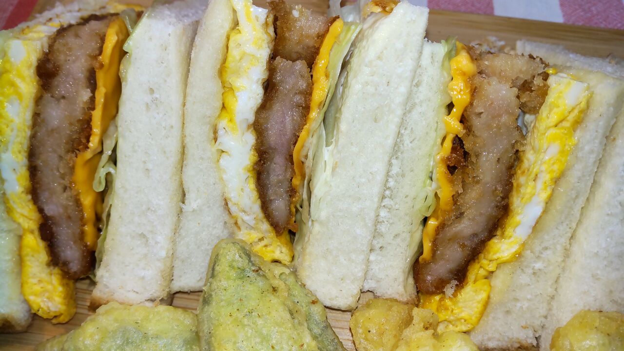 豚カツサンドで朝食 みいこの部屋