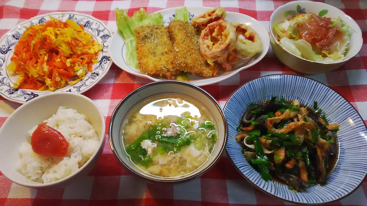 イカフライと鮭皮のニラ炒めと人参シリシリでお昼ご飯 みいこの部屋