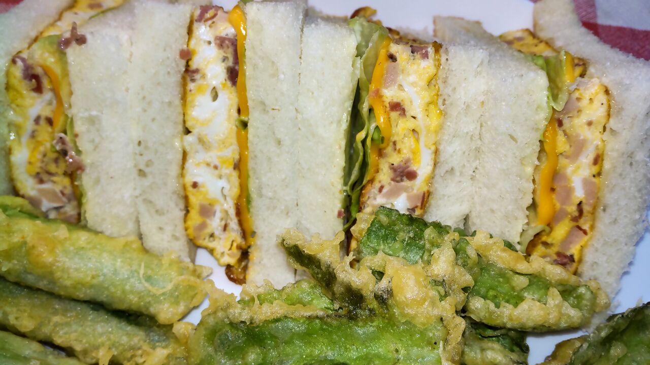 魚肉ソーセージ入り卵焼きのサンドで朝食 みいこの部屋