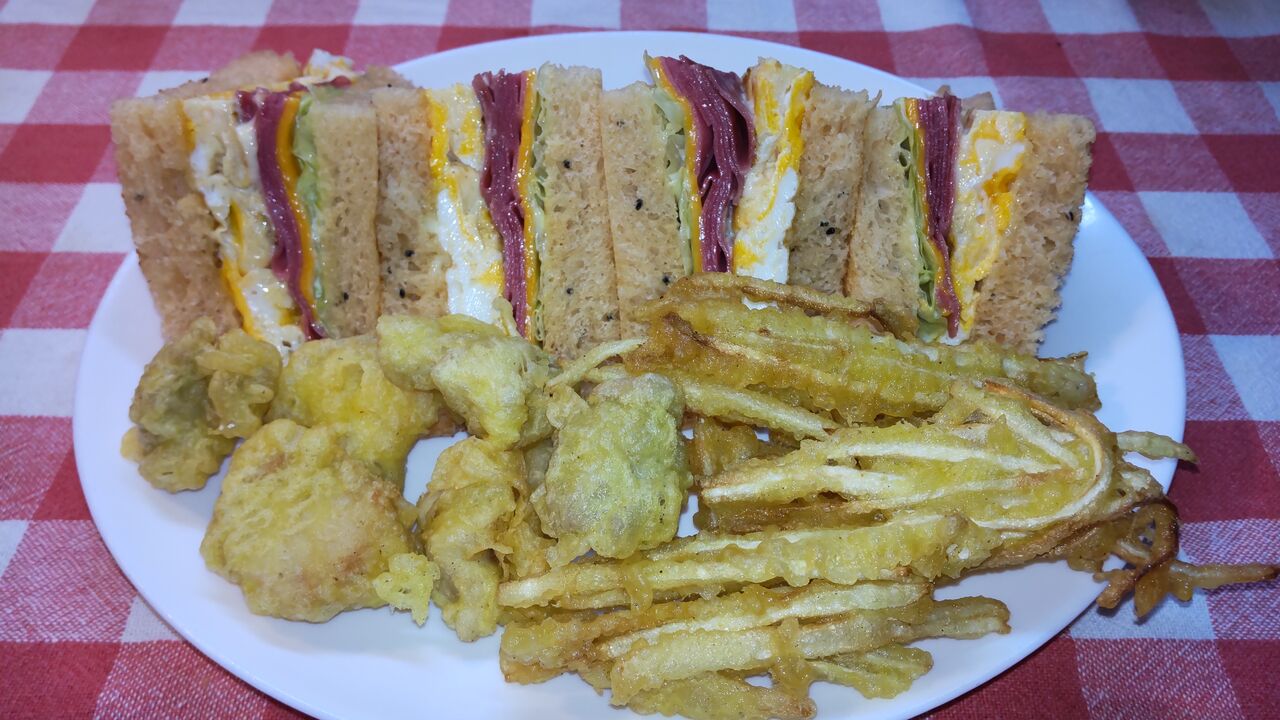 ビアソーセージのサンドで朝食 みいこの部屋