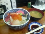 駅前の海鮮丼