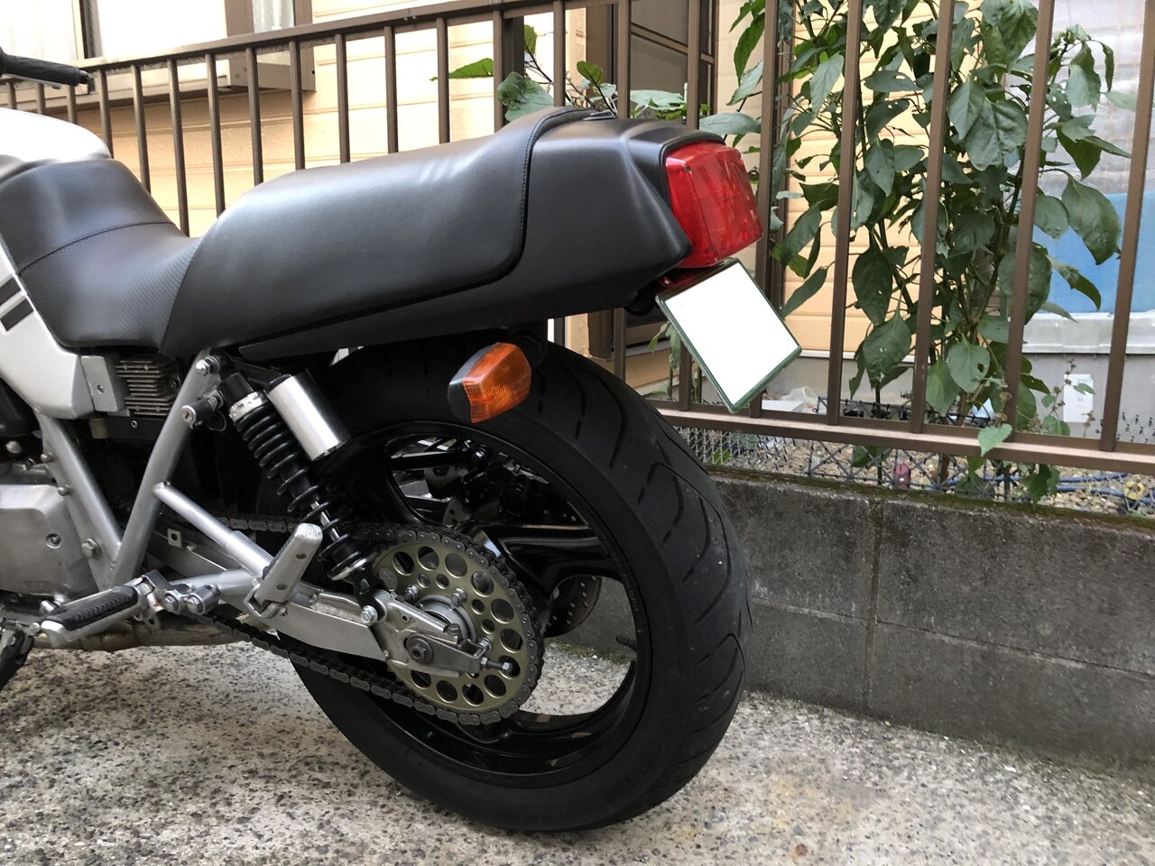 Gsx750sカタナ ナンバープレートの角度を40度に合法化 カタナとrzの日記 Gsx750sカタナ ナンバープレートの角度を40度に合法化 カタナとrzの日記