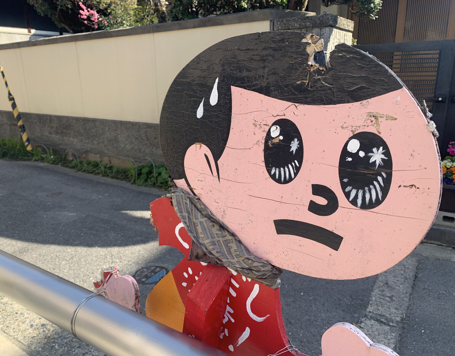 交野郵便局の近くに、満身創痍の飛び出し坊やくんがいた！そして引退か