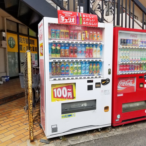 イズミヤ交野店入り口付近