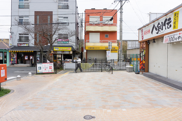 河内磐船駅前のタイル工事 202403173