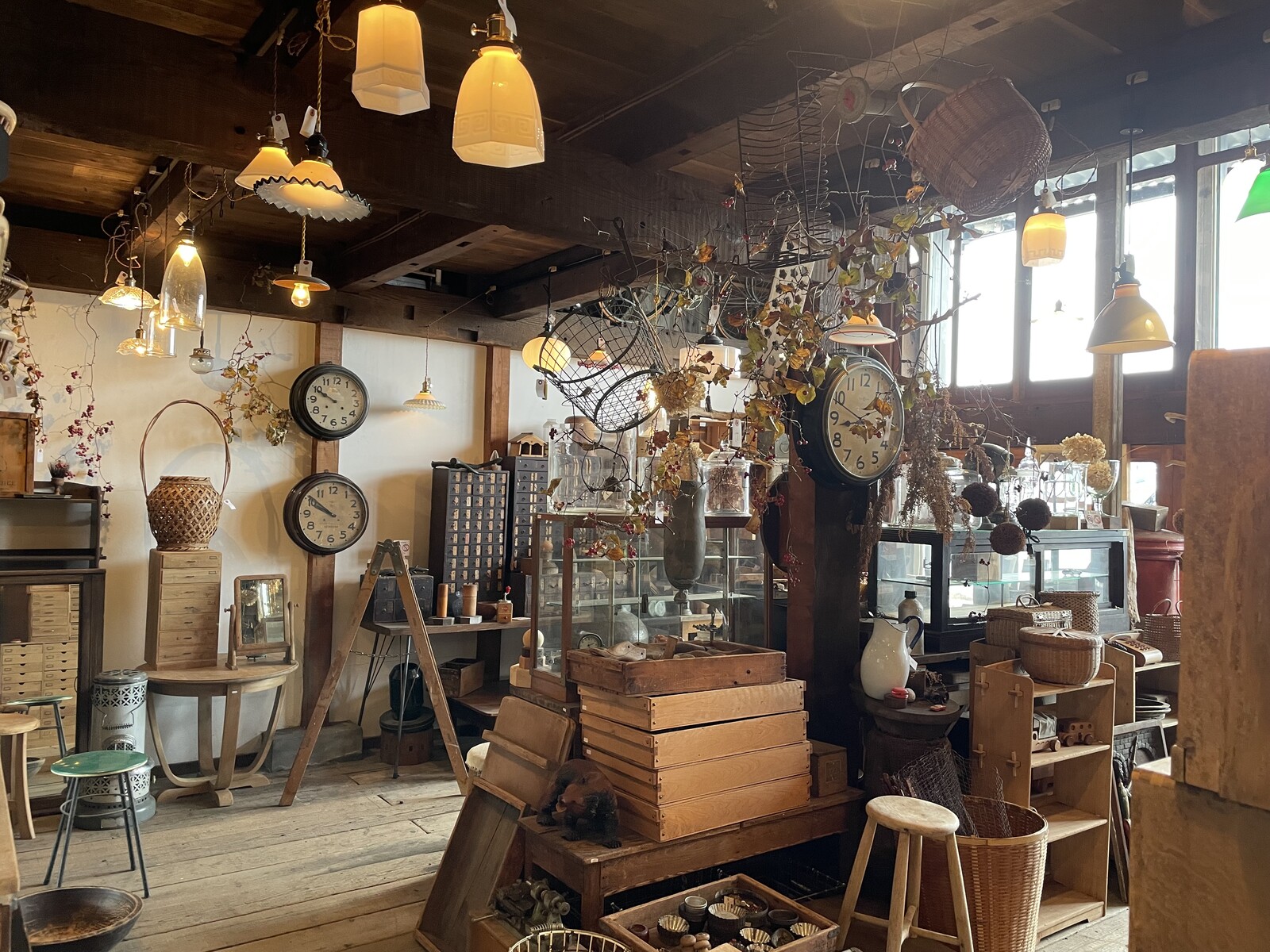 ゆらゆらガラスや昭和な古道具などのお店が枚方茄子作にある ゆらゆらガラスや昭和な古道具などのお店が枚方茄子作にある
