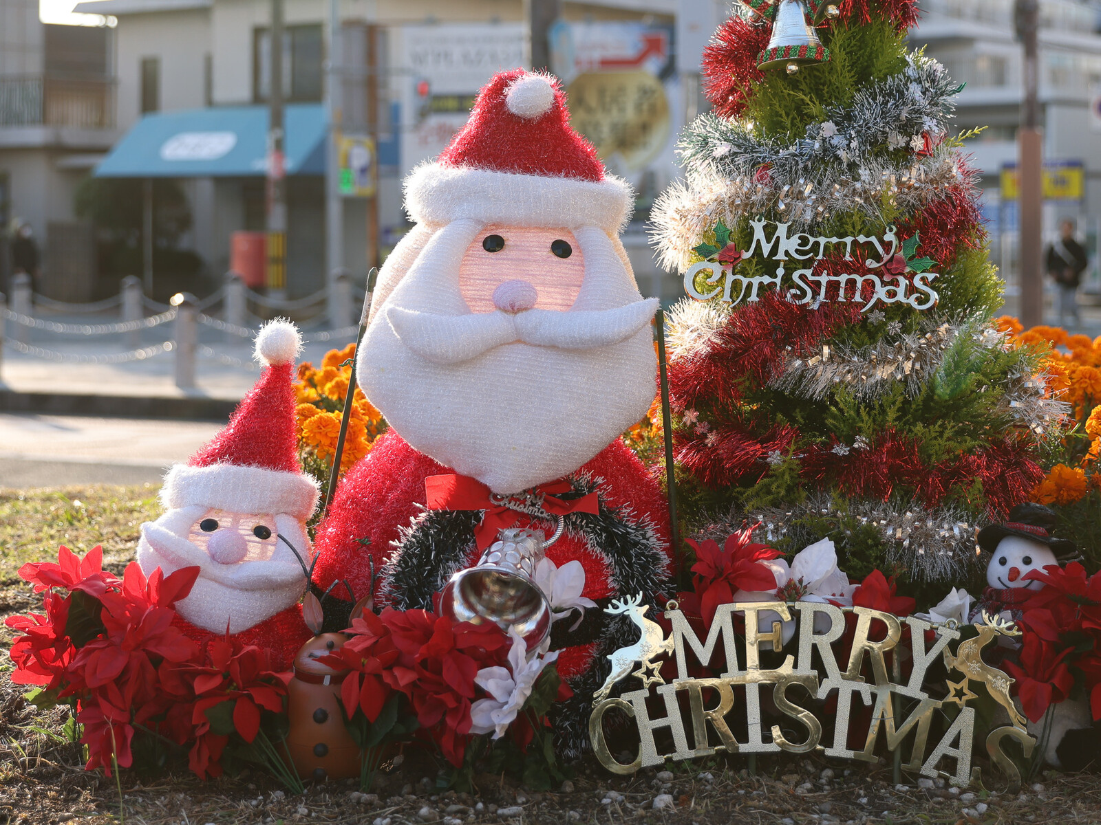 後ろ姿がちょっとシュール。津田駅前に可愛いサンタが出現してる