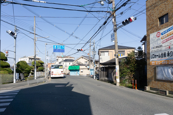 星田交差点 狭い路地 202403153