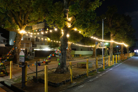 私市駅前の広場 夜景-1