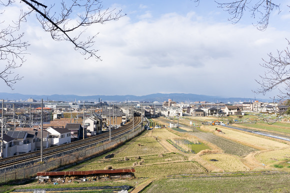 私市から河内森駅を望む-6