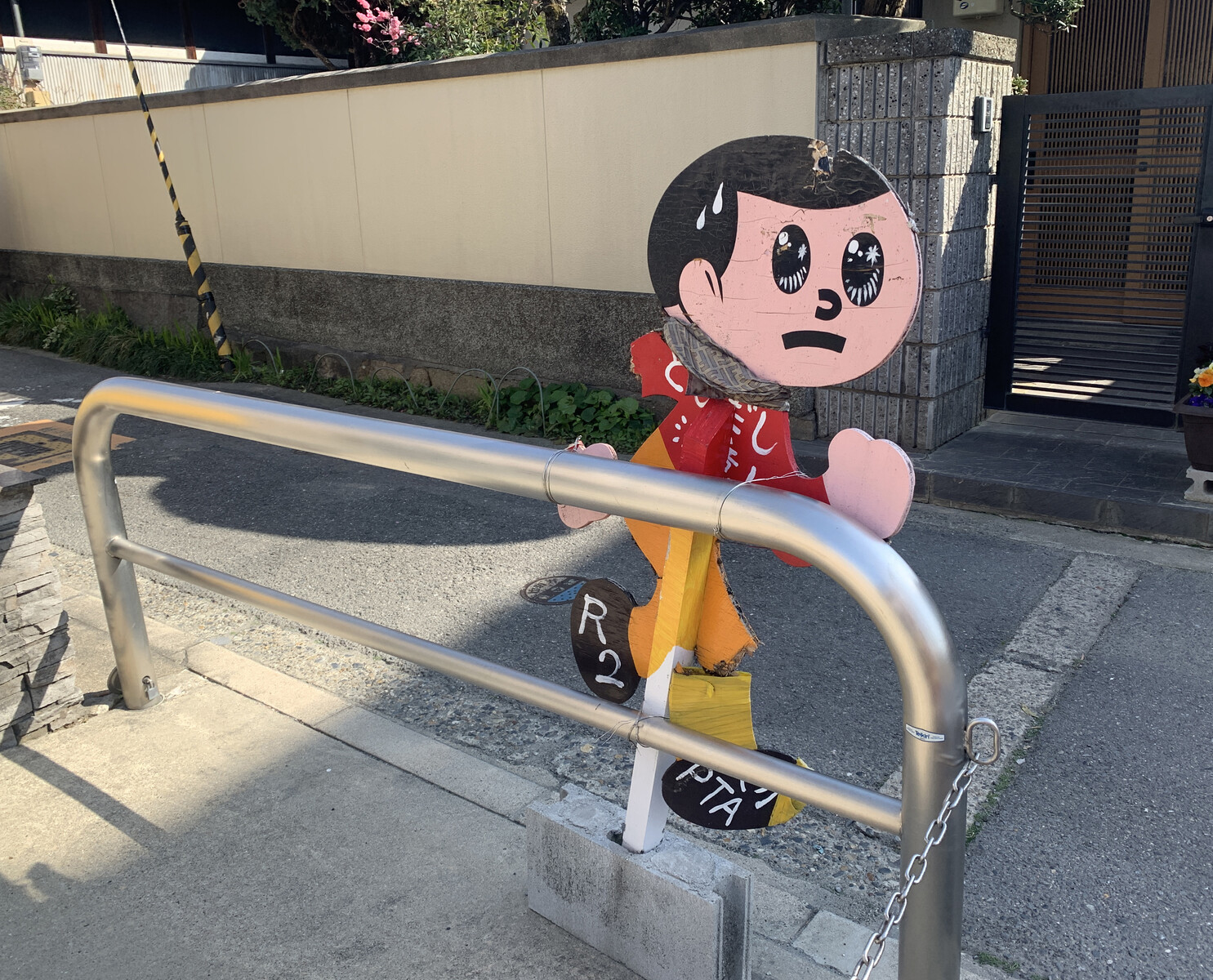 交野郵便局の近くに、満身創痍の飛び出し坊やくんがいた！そして引退か