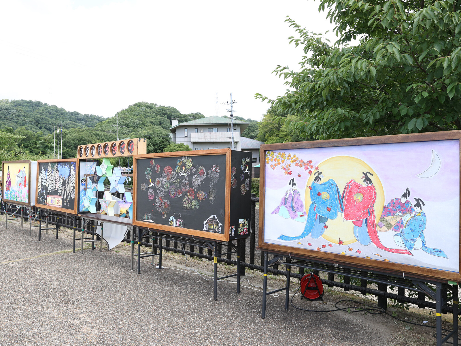 風鈴に灯籠いっぱい！本格的なお化け屋敷！賑わう駅前子ども広場