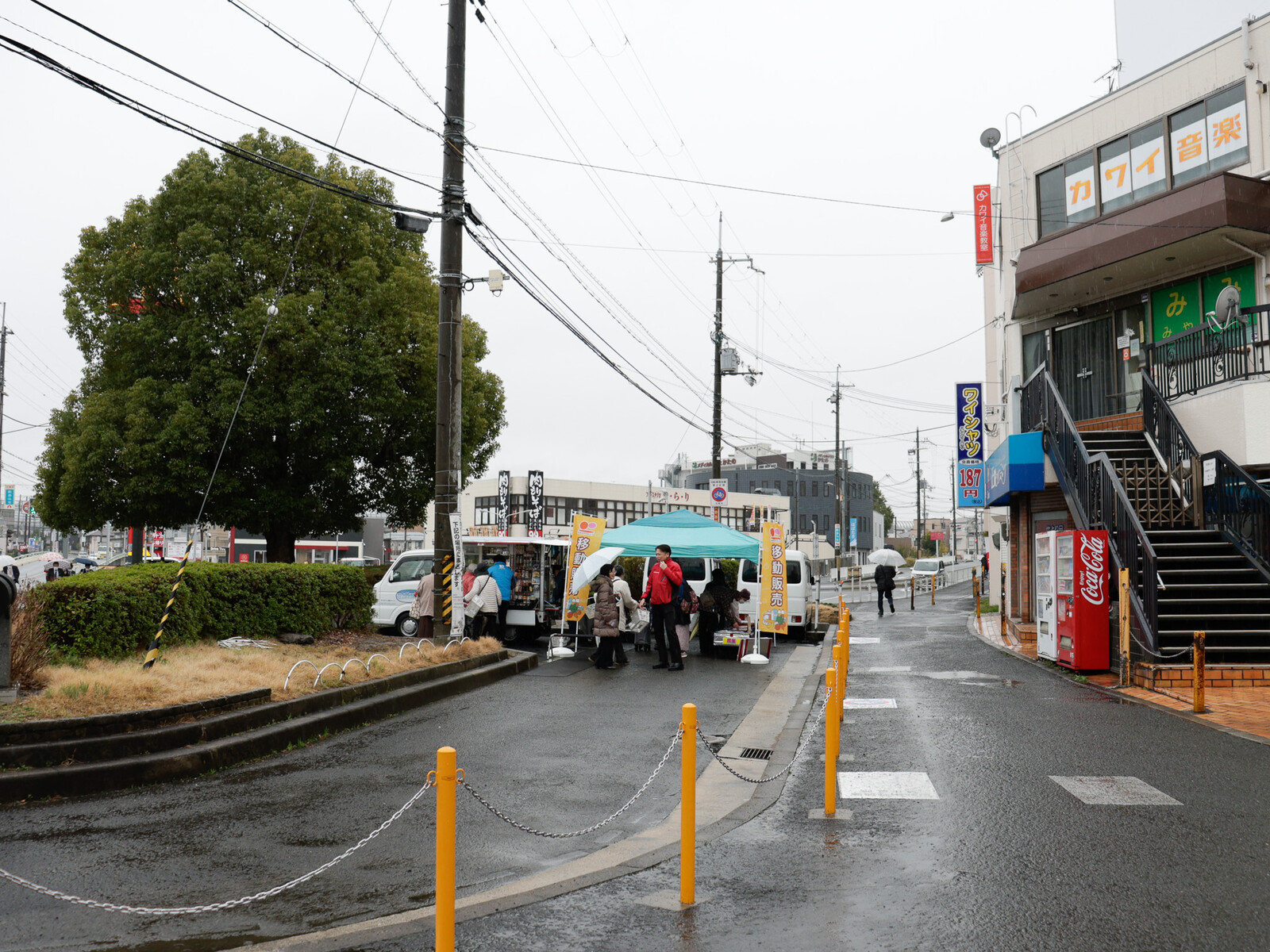 ジャンボスクエア交野前で食品などの移動販売はじまってる！【情報提供