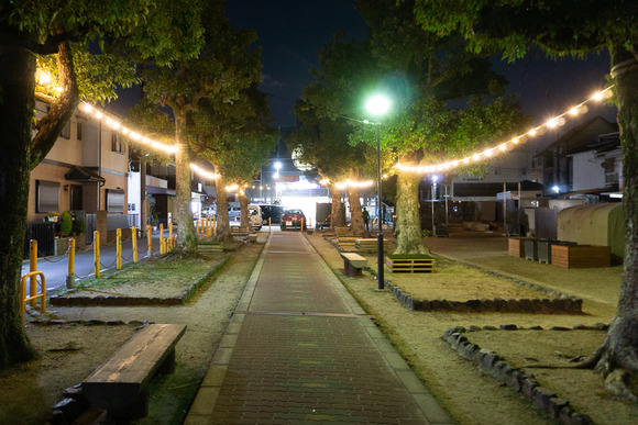私市駅前の広場 夜景-2