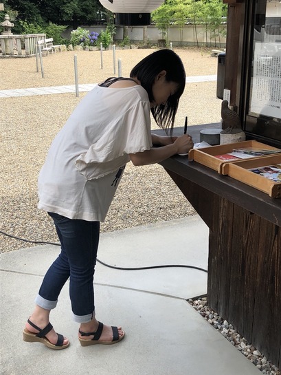 BFEE4B75-E80C-4E7B-8469-732E3E26AE51