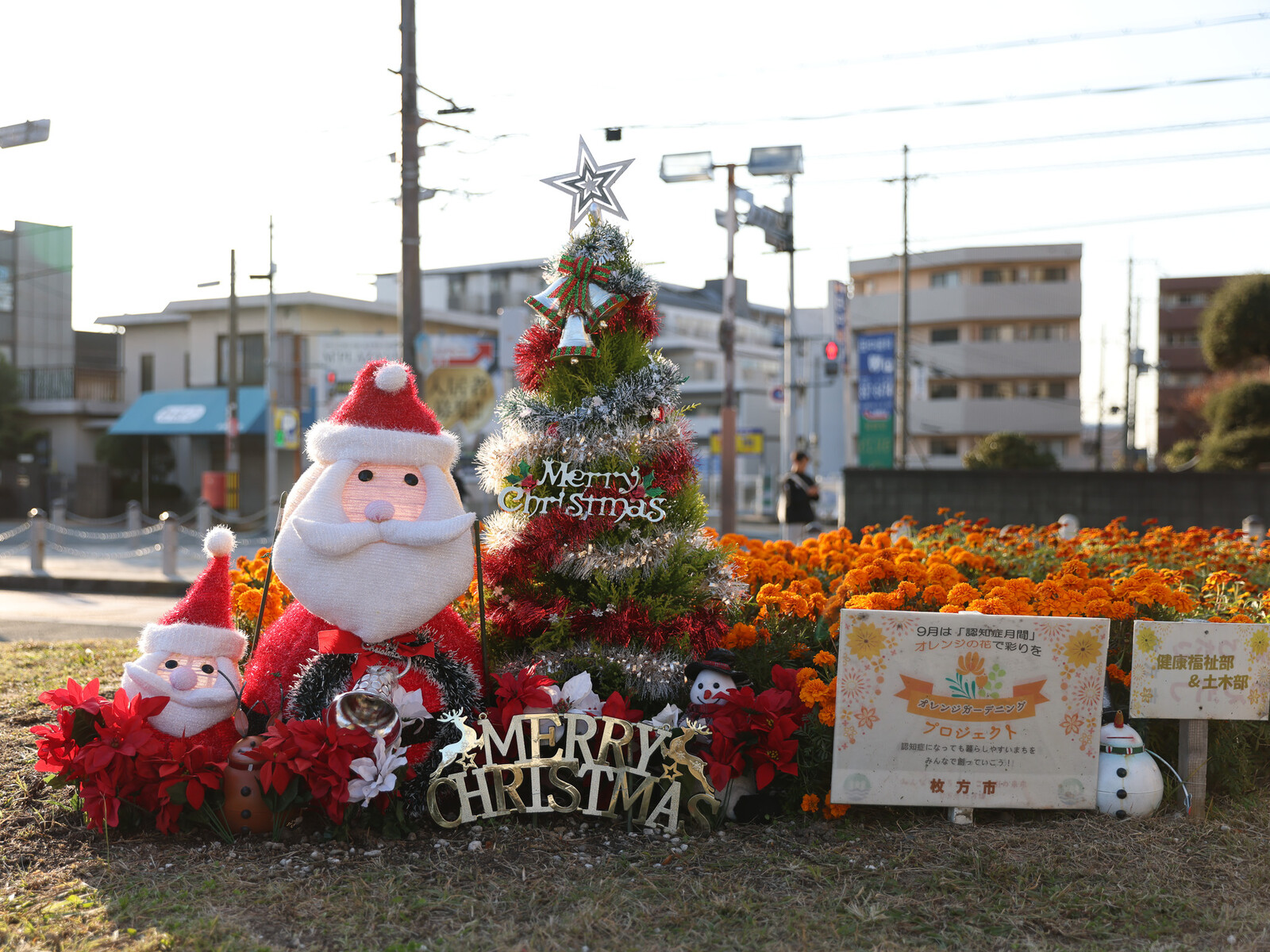 後ろ姿がちょっとシュール。津田駅前に可愛いサンタが出現してる