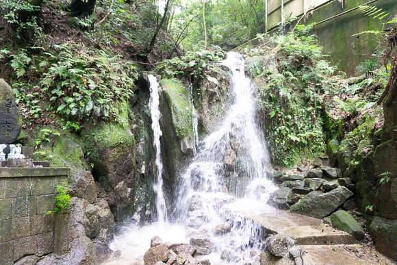 磐船神社近くの滝 202407036