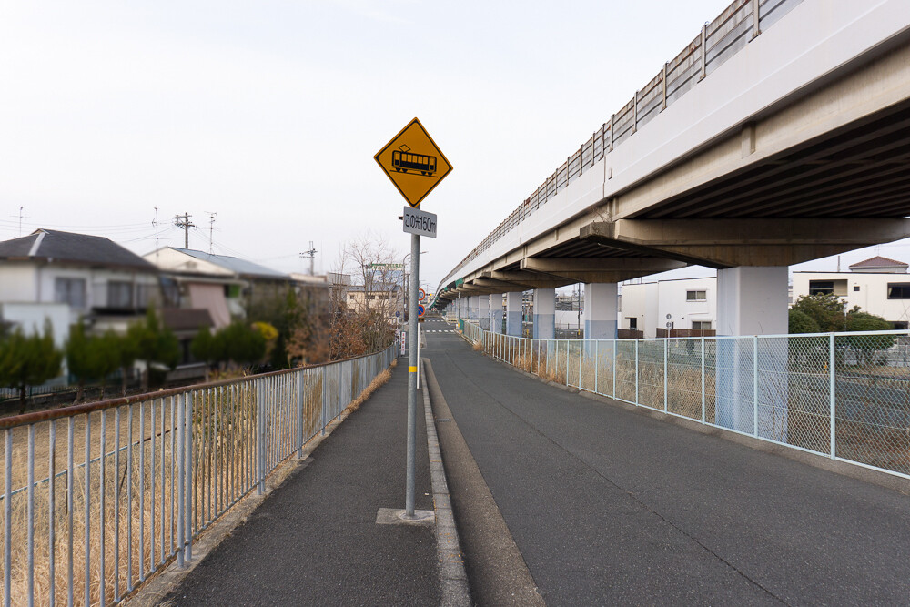 超親切！松塚の府道18号線には150m手前に踏切の予告標識がある : 交野