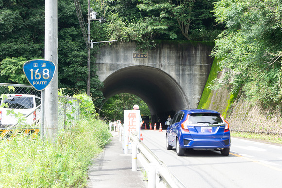 磐船トンネル横の崖 202407033