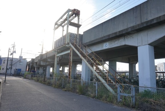 星田駅横の建屋-2